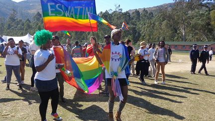 pour la toute première fois dans les rues de la capitale Mbabane. Près de 500 personnes, dont des militants venus d'Afrique du Sud, des Etats-Unis et du Royaume-Uni, étaient présents à la marche des fiertés. Une mobilisation qui compte dans ce pays où l'homosexualité est interdite et les discriminations criantes. Le Swaziland rebaptisé eSwatini est la dernière monarchie absolue d'Afrique et compte 1,3 million d'habitants.  (MONGI ZULU / AFP)