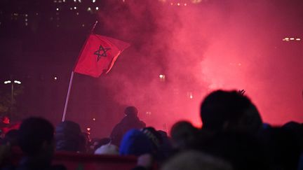 Joie de supporters marocains à Lyon après la qualification du Maroc en quart de finale de la Coupe du monde de football au Qatar, le 6 décembre 2022. (NORBERT GRISAY  / MAXPPP)