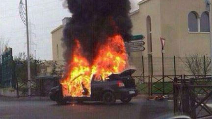 &nbsp; (La photo d'une voiture en feu devant la synagogue de Sarcelles a été partagée à des dizaines de reprises ces dernières heures © DR)