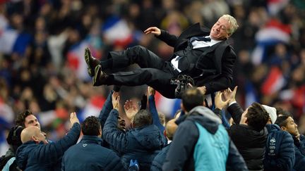 Didier Deschamps c&eacute;l&egrave;bre la victoire de l'&eacute;quipe de France contre l'Ukraine, au Stade de France, le 19 novembre 2013. (PHILIPPE MILLEREAU / DPPI MEDIA / AFP)