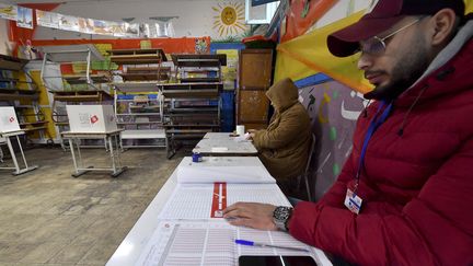 Un bureau de vote à Tunis (Tunisie), le 29 janvier 2023. (FETHI BELAID / AFP)