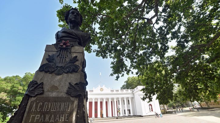 Le monument dédié au poète Alexandre Pouchkine devant l'hôtel de ville d'Odessa (Ukraine), le 24 juin 2015. (DENIS PETROV / SPOUTNIK VIA AFP)