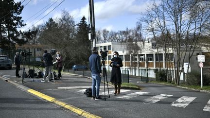 Des journalistes devant le collège près duquel une jeune fille a été poignardée, le 23 février 2021 à Saint-Chéron (Essonne). (STEPHANE DE SAKUTIN / AFP)