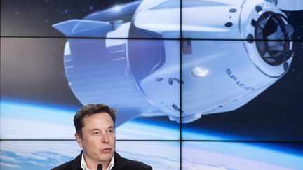 Le PDG de SpaceX, Elon Musk, s'exprime lors d'une conférence de presse au Centre spatial Kennedy en Floride (Etats-Unis), le 2 mars 2019. (JIM WATSON / AFP)