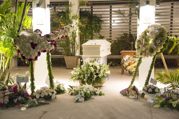 Le cercueil de Johnny Hallyday au funérarium de Saint-Jean, le 10 décembre 2017.&nbsp; (HELENE VALENZUELA / AFP)