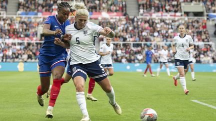 Marie-Antoinette Katoto face à la Britannnique Millie Bright lors du match entre l'Angleterre et la France, dans le cadre des éliminatoires de l'Euro 2025, le 31 mai 2024 à Newcastle. (AFP)