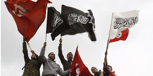 Manifestants salafistes devant les locaux de la télévision tunisienne à Tunis le 9 mars 2012 (Reuters - Zoubeir Souissi)