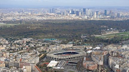 &nbsp; (Vue aérienne de Paris avec au fond le bois de Boulogne © MAXPPP)