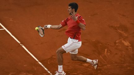 Novak Djokovic sur la terre de Madrid (PEDRO ARMESTRE / AFP)