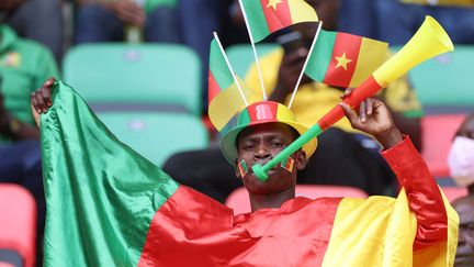 Un supporter camerounais lors de la cérémonie d'ouverture de la CAN, le 9 janvier 2022. (KENZO TRIBOUILLARD / AFP)