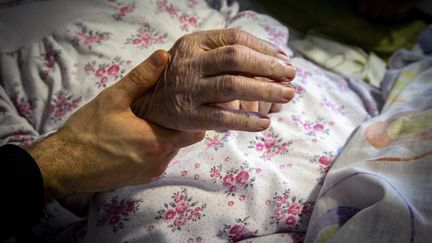 L'association pour le Droit de mourir dans la dignité se réjouit de l'examen à l'Assemblée nationale du projet de loi visant à renforcer l'accès aux soins palliatifs et à légaliser l'aide à mourir. (THIBAUT DURAND / HANS LUCAS via AFP)