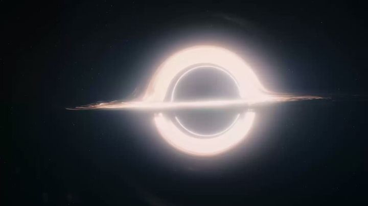 Capture d'&eacute;cran d'une vid&eacute;o pr&eacute;sentant la mod&eacute;lisation d'un trou noir obtenue gr&acirc;ce aux travaux du chercheur Kip Thorne pour le film "Interstellar". (YOUTUBE / CBMTRAILERS)