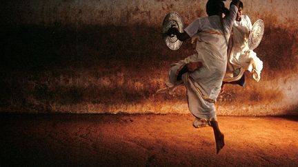 parcourent le monde depuis 60 ans. Que ce soit en Afghanistan, en Mongolie, en Corée, en Chine ou en Inde, leurs voyages sont autant une quête de beauté, qu’une démarche spirituelle. Inspirant des générations de photographes-voyageurs, leurs milliers de clichés constituent un témoignage unique sur les cultures et les civilisations orientales. Ils sont représentés par l’agence Akg-images. Cette photo a été réalisée en Inde à lʼécole qui enseigne le Kalarippayat, lʼancêtre des arts martiaux de lʼOrient. (Roland et Sabrina Michaud )