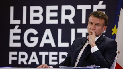 Le président de la République, Emmanuel Macron, devant les journalistes lors d'une conférence de presse à l'Elysée, le 16 janvier 2024. (LUDOVIC MARIN / AFP)