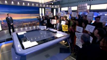 Le plateau du 20 heures de France 2 a &eacute;t&eacute; envahi par une quarantaine de manifestants, mardi 8 avril 2014.&nbsp; (CAPTURE D'ECRAN / FRANCE 2)