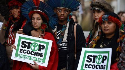 En octobre 2022, des indigènes brésiliens avaient manifesté à Bruxelles devant le Conseil européen pour réclamer l'inscription de l'écocide dans la loi. (KENZO TRIBOUILLARD / AFP)