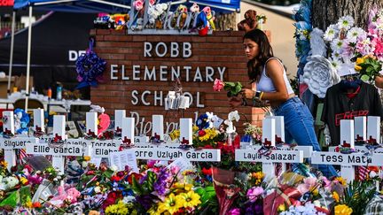 Des fleurs sont déposées devant&nbsp;une école où 21 personnes ont été tuées, le 28 mai 2022, à Ulvade (Texas, Etats-Unis). (CHANDAN KHANNA / AFP)