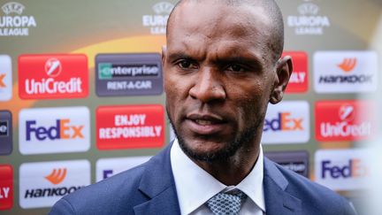 Eric Abidal s'exprime face à la presse, le 13 avril 2018, après le tirage au sort des demi-finales de la Ligue Europa, à Lyon. (FRANCK CHAPOLARD / AFP)