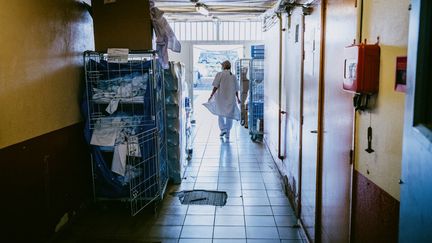 Une infirmière dans le vaccinodrome de Toulouse qui a ouvert en mars 2021. (MAXIME LEONARD / HANS LUCAS / AFP)