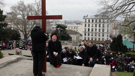 L'archev&ecirc;que de Paris Andr&eacute; Vingt-Trois ex&eacute;cute une g&eacute;nuflexion en face de la Basilique du Sacr&eacute;-Coeur &agrave; Montmartre (Paris), le 3 avril 2015. (JACQUES DEMARTHON / AFP)