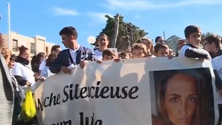 Samedi 9 février, deux marches blanches ont eu lieu, à L'Île-Rousse (Haute-Corse) et en Seine-et-Marne, en mémoire de Julie, tuée par son ancien compagnon. (CAPTURE D'ÉCRAN FRANCE 3)