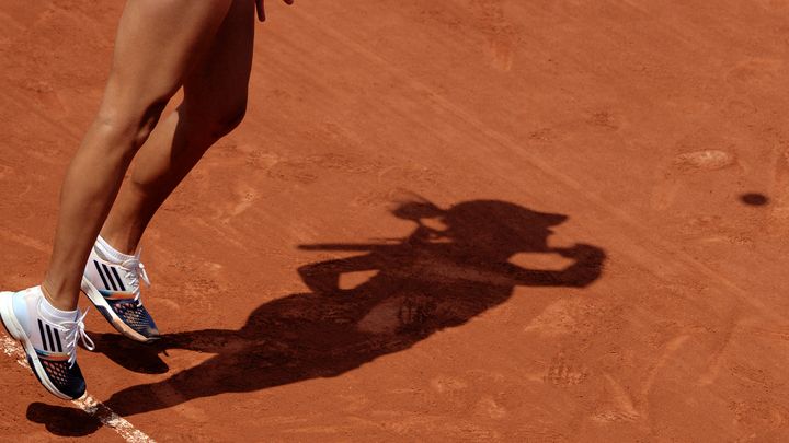 Dans l'ombre des stars du circuit ou des meilleurs de la planète, les joueuses et joueurs de tennis qui peinent à s'inviter régulièrement dans le top 100 mondial doivent souvent se débrouiller seuls pour se financer et pratiquer leur sport au plus haut niveau. (PHILIPPE MILLEREAU / AFP)