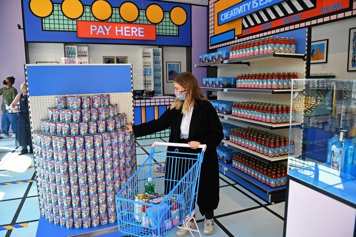 Une cliente arpentant le "premier supermarché au monde conçu par un artiste". (JUSTIN TALLIS / AFP)