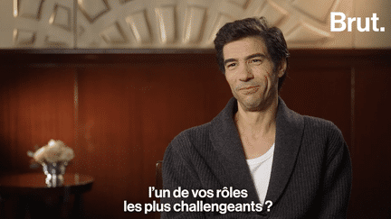 6 à 8 heures de chant et 4 heures de piano par semaine, 3 à 4 heures de maquillage tous les jours. C'est la routine qu'a du suivre Tahar Rahim pour se transformer en Charles Aznavour. L'acteur raconte comment il s'est préparé pour endosser ce rôle dans le film "Monsieur Aznavour" de Mehdi Idir et Grand Corps Malade.