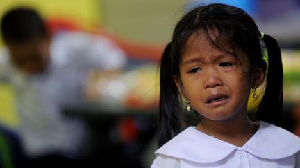 S'il y a un point commun aux rentrées dans le monde, c'est bien le fait de devoir quitter sa famille pour se rendre à l'école. Ce qui occasionne de nombreuses larmes, comme ici à Manille, la capitale des Philippines, début août pour la rentrée des classes. (JAY DIRECTO/AFP)