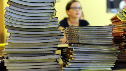 &nbsp; (Cela représente un énorme chantier de 14 manuels, soit environ 11,2 millions de livres à imprimer pour les collégiens, environ 16 millions pour les écoliers © MaxPPP)