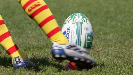 Un joueur de l'équipe de rugby de Perpignan frappe le ballon. Photo d'illustration. (MICHEL CLEMENTZ / MAXPPP TEAMSHOOT)