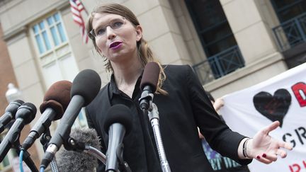 L'ancienne analyste militaire Chelsea Manning parle à la presse le 16 mai 2019 avant l'audience devant un tribunal d'Alexandria, près de Washington (Etats-Unis). (ERIC BARADAT / AFP)