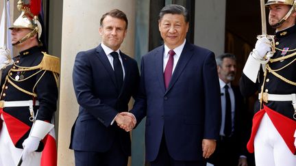 Emmanuel Macron reçoit le président chinois Xi Jinping à l'Elysée, à Paris, le 6 mai 2024. (LUDOVIC MARIN / AFP)