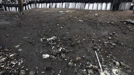 Des policiers ukrainiens &agrave; Kiev lors d'affrontements avec des manifestants pro-europ&eacute;ens, le 21 janvier 2014. (VASILY FEDOSENKO / REUTERS)