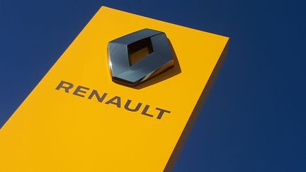 Le logo Renault devant un garage. Photo d'illustration. (STÉPHANIE BERLU / FRANCE-INFO)