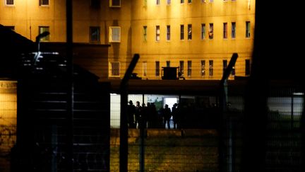 Les équipes régionales d'intervention et de sécurité devant le centre de détention d'Uzerche, le 22 mars 2020. (PASCAL LACHENAUD / AFP)