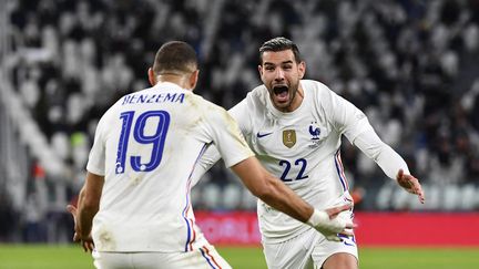 Theo Hernandez célèbre son but avec Karim Benzema face à la Belgique en demi-finale de la Ligue des nations, le 7 octobre, dans l'Allianz Stadium de Turin (ISABELLA BONOTTO / ANADOLU AGENCY)