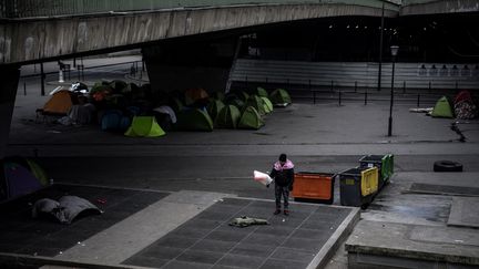 Des migrants dans un campement installé près du périphérique, à Paris, le 10 janvier 2019. (CHRISTOPHE ARCHAMBAULT / AFP)