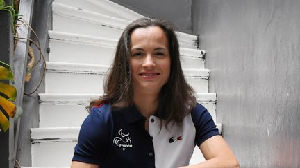 la judokate Sandrine Martinet, porte-drapeau de la délégation française lors des Jeux paralympiques de Tokyo, le 5 juillet 2021, à Paris. (MILLEREAU PHILIPPE / AFP)