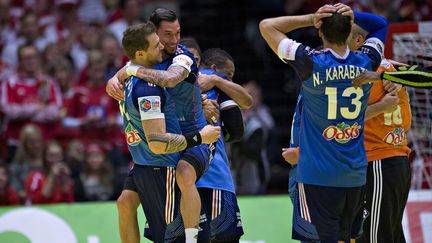 Les Fran&ccedil;ais William Accambray et Samuel Honrubia c&eacute;l&egrave;brent leur victoire face au Danemark en finale du Championnat europ&eacute;en de handball, &agrave; Herning, le 26 janvier 2014. (SCANPIX DENMARK / REUTERS)