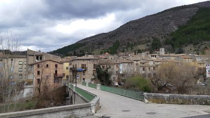 Une vue sur le village de Saillans, dans la vallée de la Drôme, le 4 février 2020.&nbsp; (FLORENCE GOTSCHAUX / FRANCE-BLEU DRÔME-ARDÈCHE)