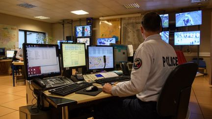 Un policier du commissariat de Montpellier (Hérault), le 29 novembre 2019. (ERIC BERACASSAT / HANS LUCAS / AFP)