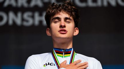 Le coureur français Paul Seixas sur le podium des championnats du monde de cyclisme sur route, à Zurich, avec le maillot arc-en-ciel sur les épaules, le 23 septembre 2024. (ALEX WHITEHEAD / SIPA)