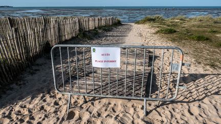 Un accès barré à une plage de l'île de Ré, le 18 mars 2020.&nbsp; (XAVIER LEOTY / AFP)