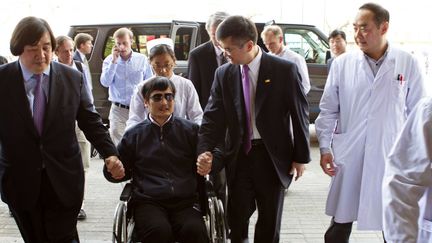 Le dissident chinois Chen Guangcheng, le 2 mai 2012. (AMBASSADE AMERICAINE A PEKIN / AFP)