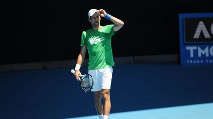 Novak Djokovic à l'entraînement à la Rod Laver Arena avant l'Open d'Australie 2022, le 13 janvier. (RECEP SAKAR / ANADOLU AGENCY / AFP)