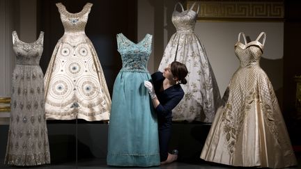 La garde-robe de la reine Elizabeth II est exposée au palais de Buckingham