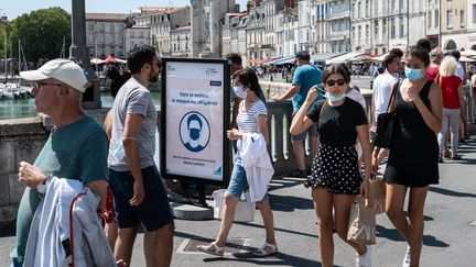 Des passants portent le masque dans le centre-ville de La Rochelle (Charente-Maritime), le 22 juillet 2020. (XAVIER LEOTY / MAXPPP)