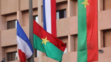 Drapeaux français et burkinabè à Ouagadougou, le 27 novembre 2017. (Ludovic Marin/AFP)