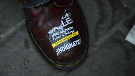 Un homme porte un autocollant "Indigne-toi !" lors d'une manifestation &agrave; Bilbao (Espagne), le 20 mai 2011.&nbsp; (VINCENT WEST / REUTERS)